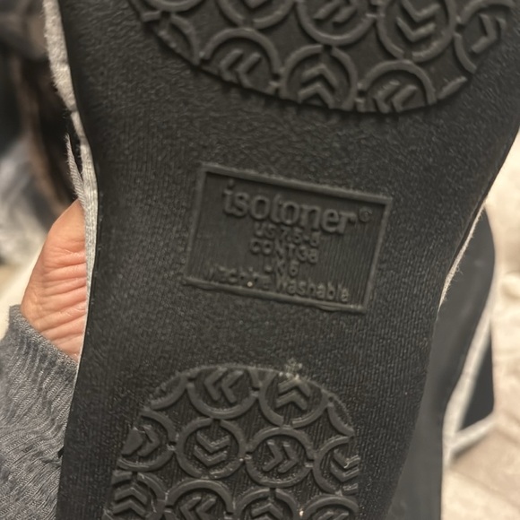 Isotoner furry slides, black and gray - Picture 6 of 6